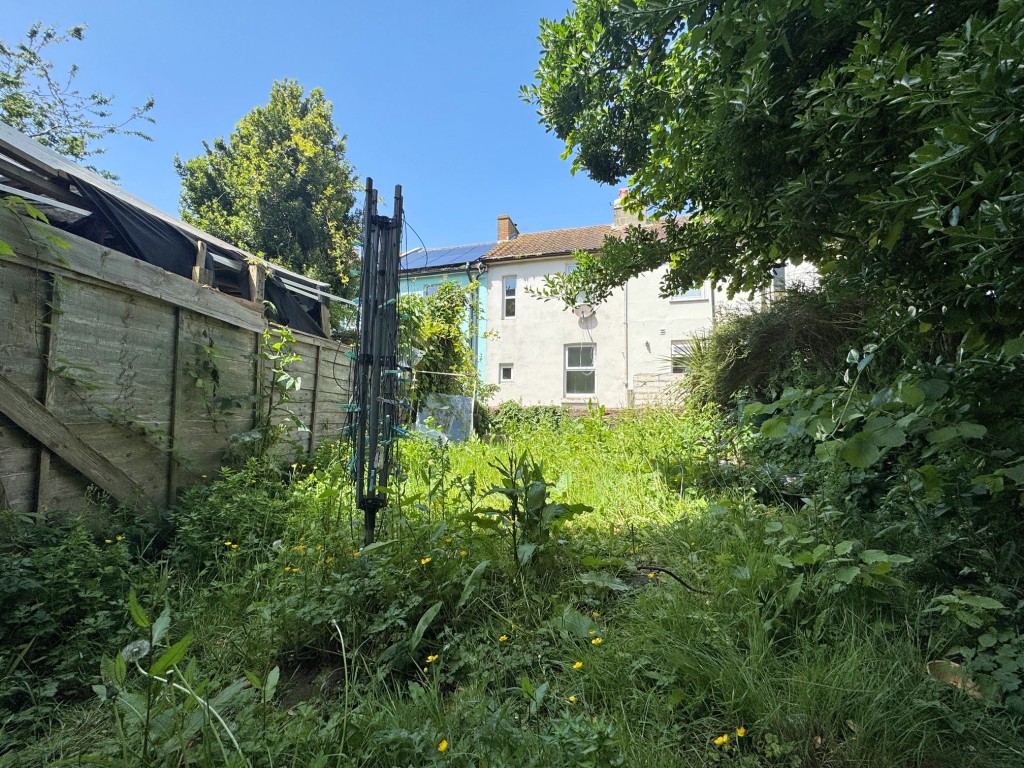 Lot: 112 - FREEHOLD TWO-BEDROOM MAISONETTE AND GROUND RENT - Rear garden